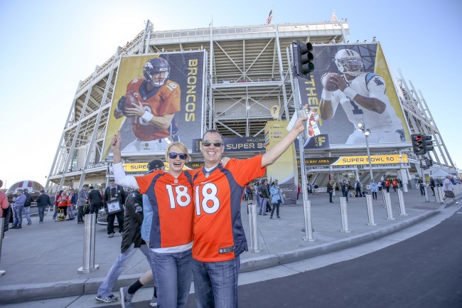 020716-Broncosfans2-exterior