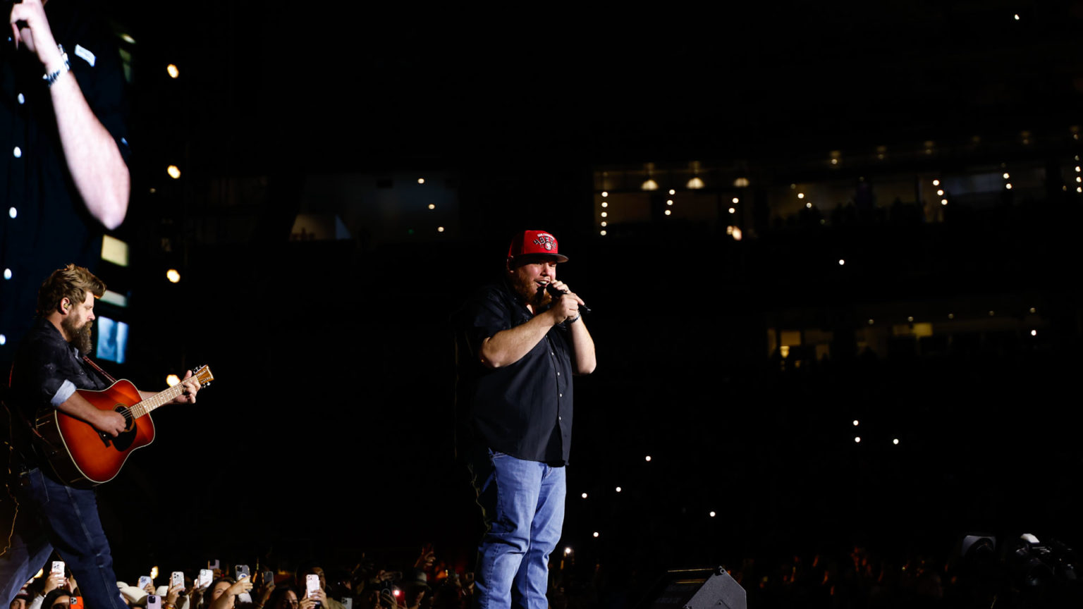 LUKE COMBS GROWIN’ UP AND GETTIN’ OLD TOUR COMES TO LEVI