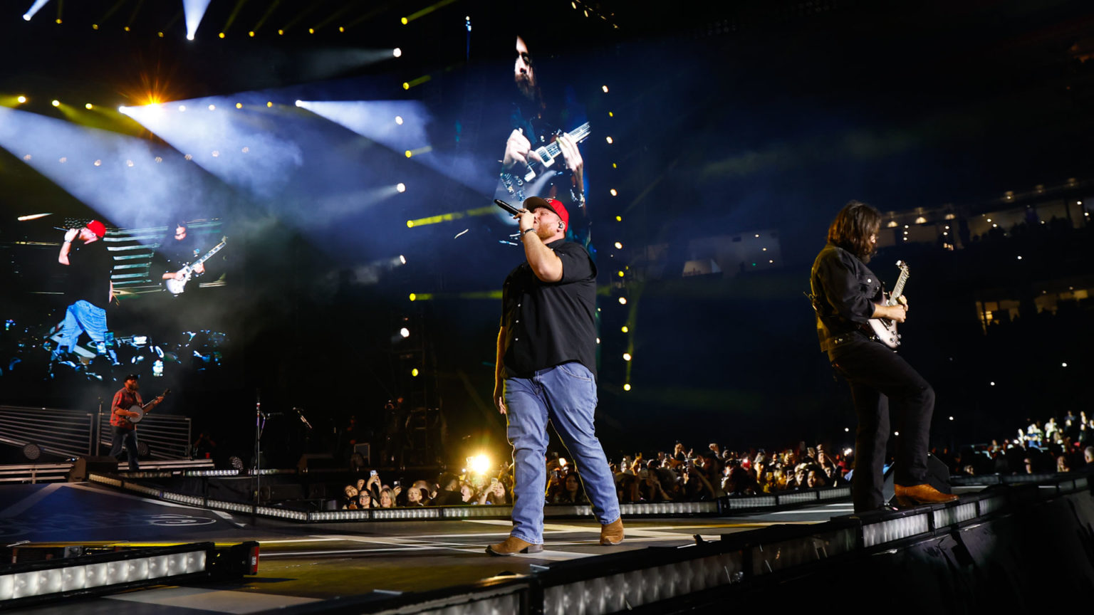 LUKE COMBS GROWIN’ UP AND GETTIN’ OLD TOUR COMES TO LEVI
