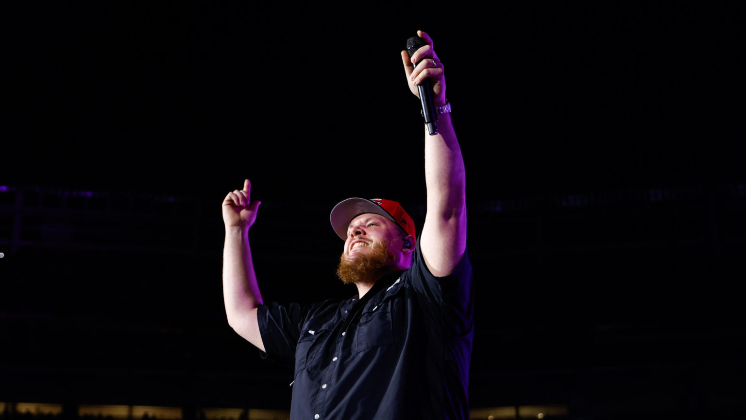 LUKE COMBS GROWIN’ UP AND GETTIN’ OLD TOUR COMES TO LEVI