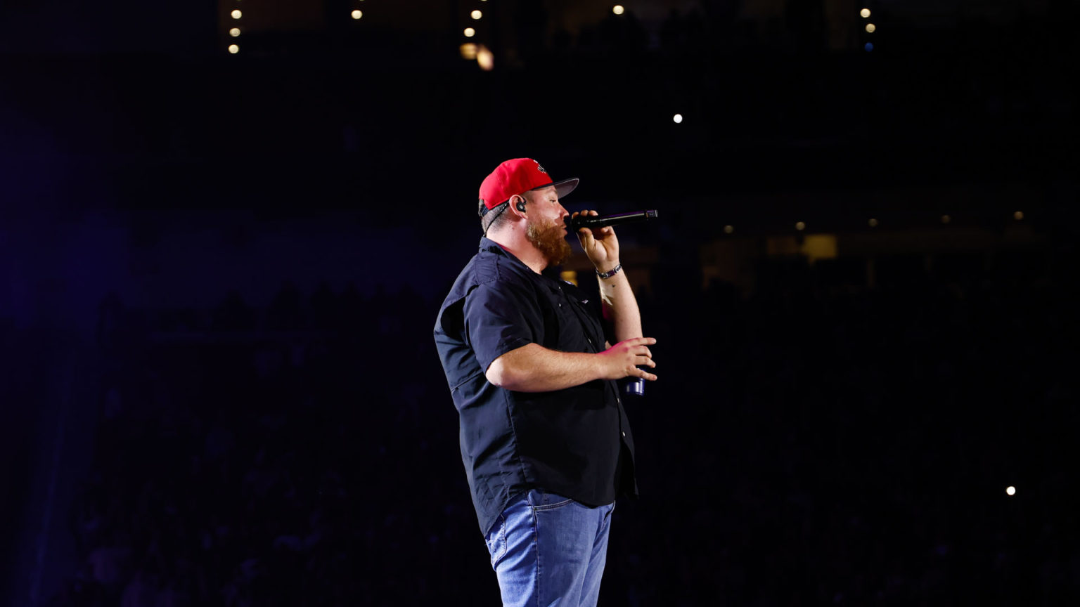 LUKE COMBS GROWIN’ UP AND GETTIN’ OLD TOUR COMES TO LEVI