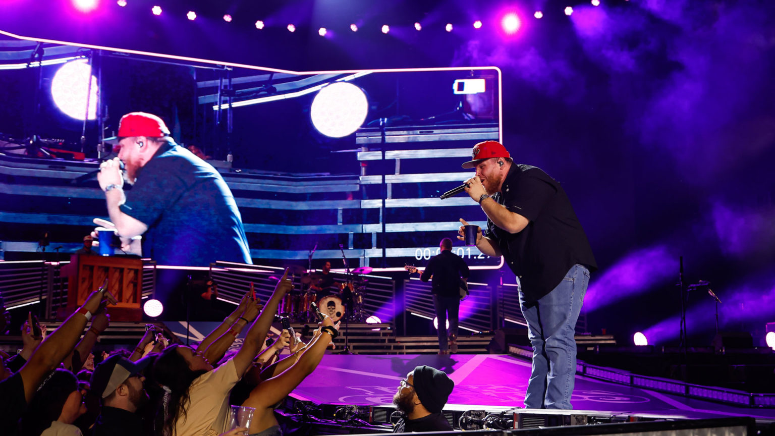 LUKE COMBS GROWIN’ UP AND GETTIN’ OLD TOUR COMES TO LEVI