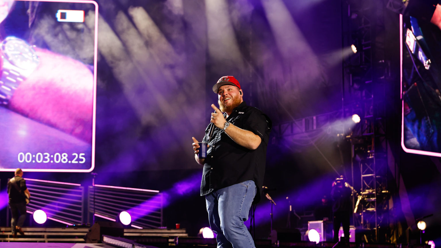 LUKE COMBS GROWIN’ UP AND GETTIN’ OLD TOUR COMES TO LEVI