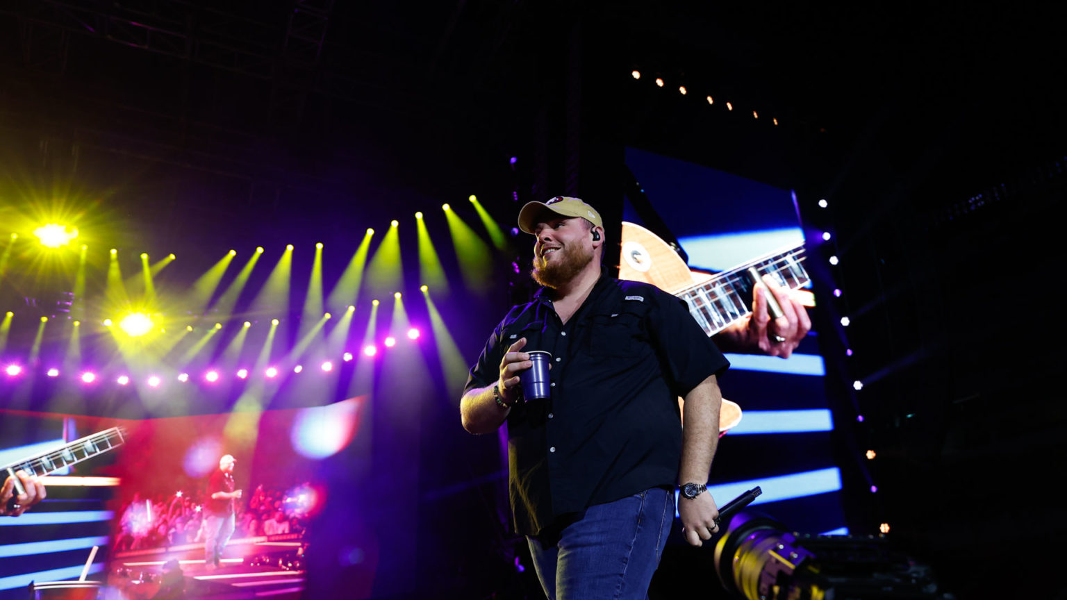 LUKE COMBS GROWIN’ UP AND GETTIN’ OLD TOUR COMES TO LEVI